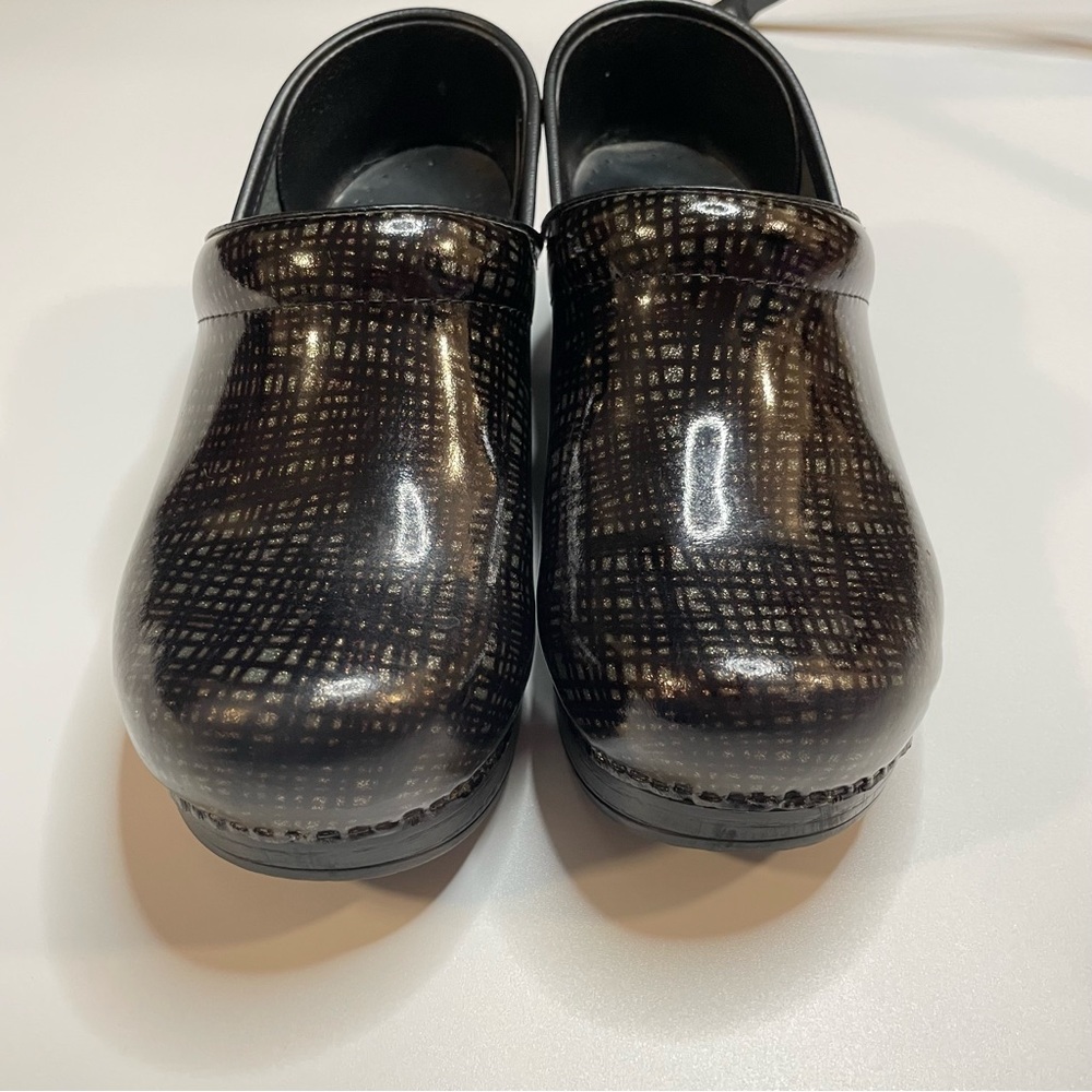 Dansko Professional Crisscross Clogs Patent Leather Size 37/6.5Black/Metallic